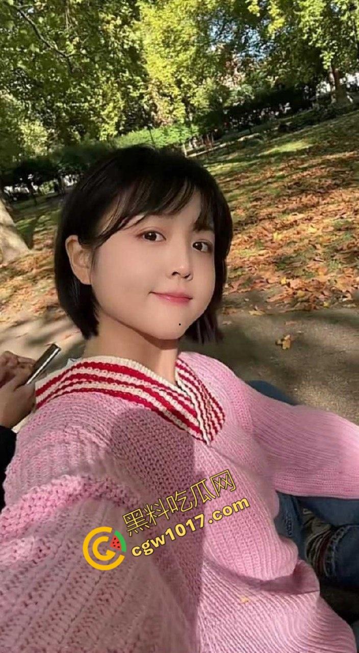 全网爆火高铁短发美少女曝猛料:靠卖片敛财,户外放尿摄人,曲线玲珑身材火辣,吸引无数网友疯狂交流!-4