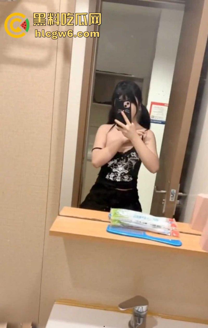 抖音人气嫩妹【幸酱】私拍照大尺度曝光 超嫩小粉穴近距离自慰表演呻吟不止 全程高能骚叫绝对把你叫硬-6