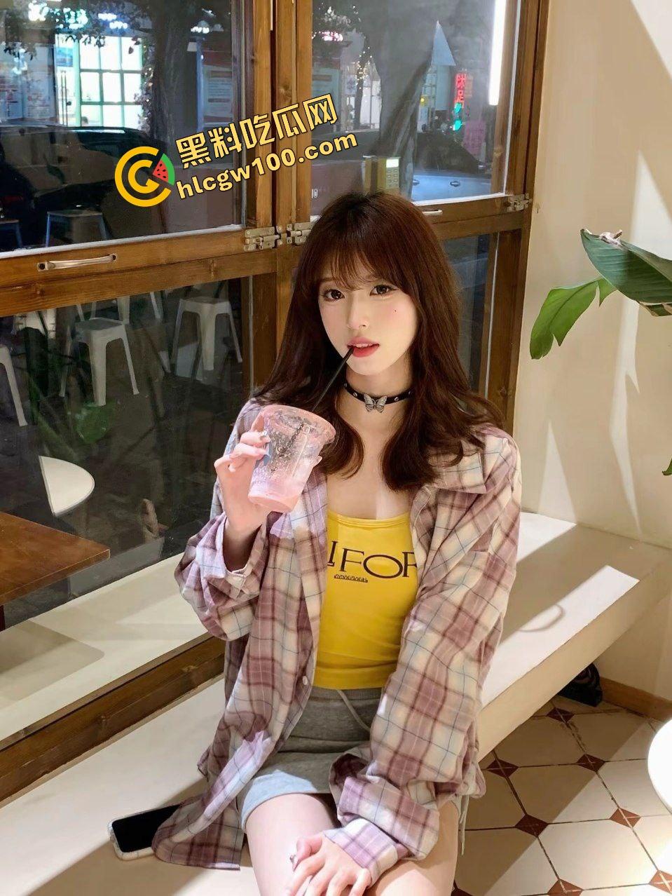 湖南幼儿师范反差女大【陈芷欣】饥渴摸奶私拍捏馒头,约操精神哥后怼内射白浆直流!独家曝光流出!-2