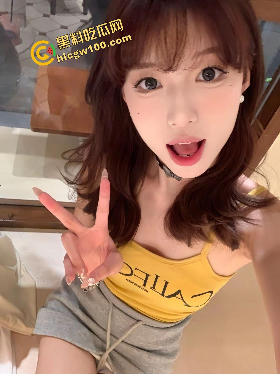 湖南幼儿师范反差女大【陈芷欣】饥渴摸奶私拍捏馒头,约操精神哥后怼内射白浆直流!独家曝光流出!-4