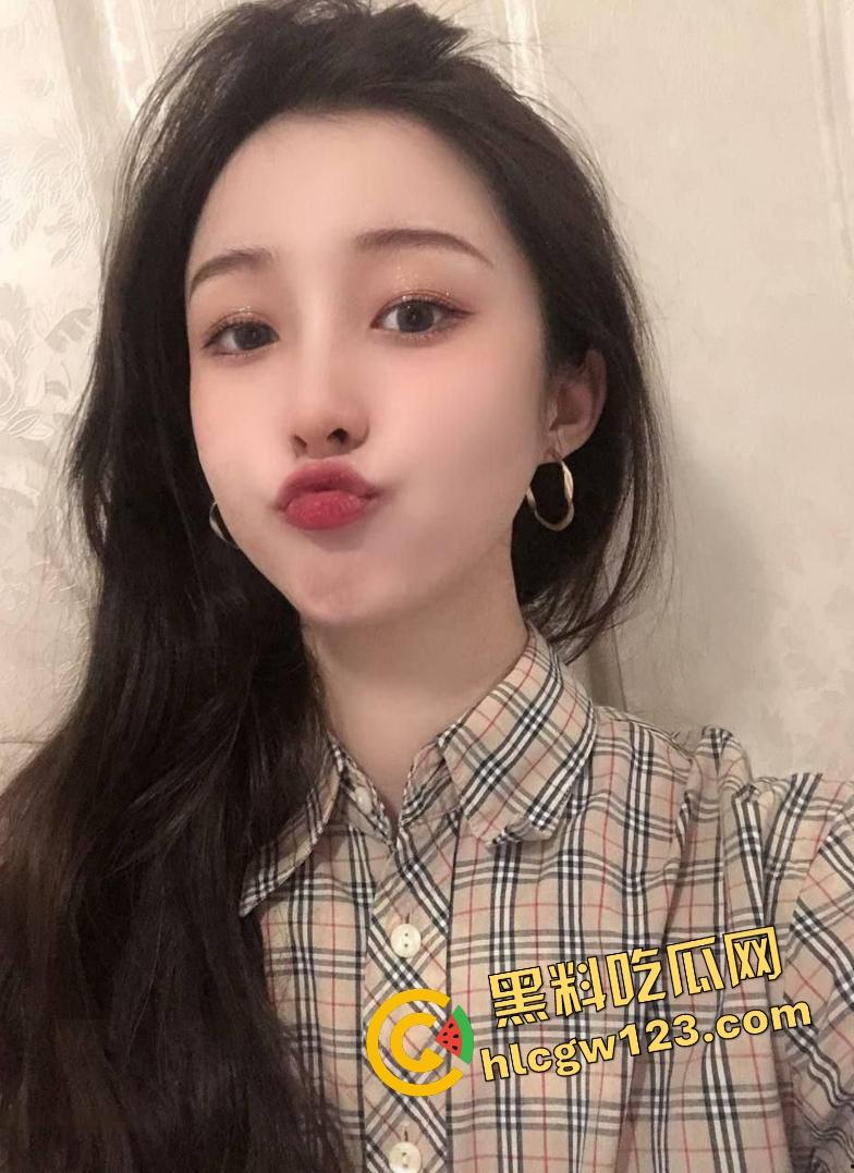 广西大学【韩柳文】变母狗！为毕业主动诱惑掰穴让处男辅导员操！-1