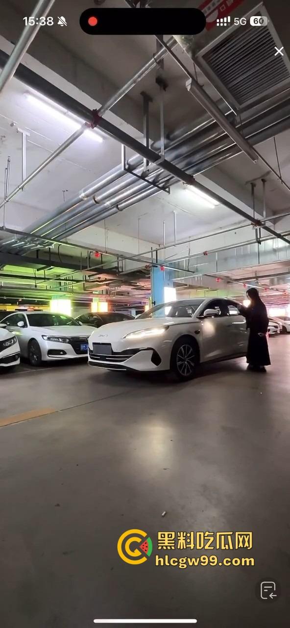 比亚迪海豹直播翻车，主播测试智能驾驶自动泊车，直接撞上车，吓得秒下播！比亚迪公关团队连夜上班？-9