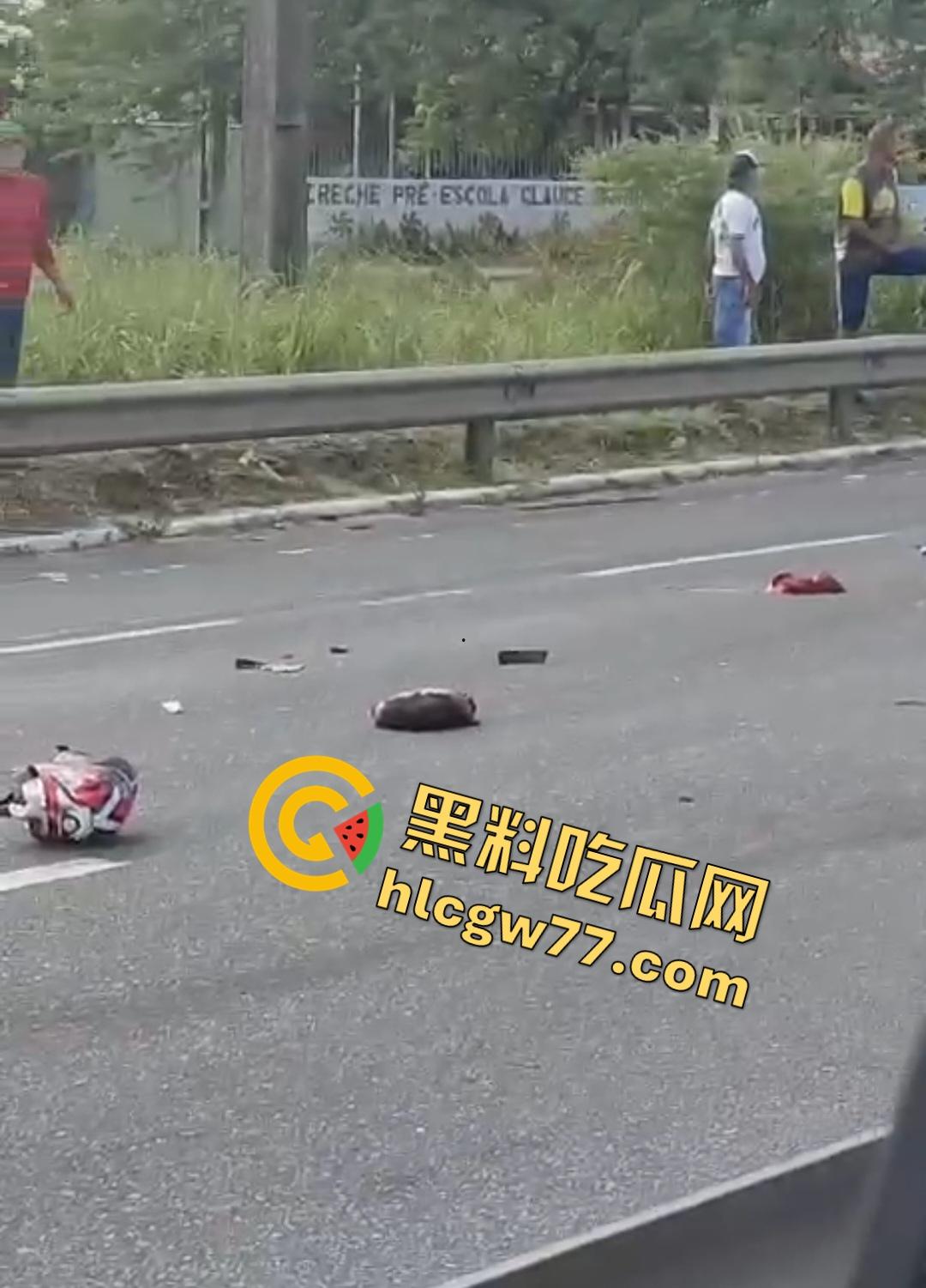 巴西若昂佩索阿摩托车手脸撕裂头断身碎!血腥车祸脸直接撕裂开,路人还想上去捡肾脏!-4