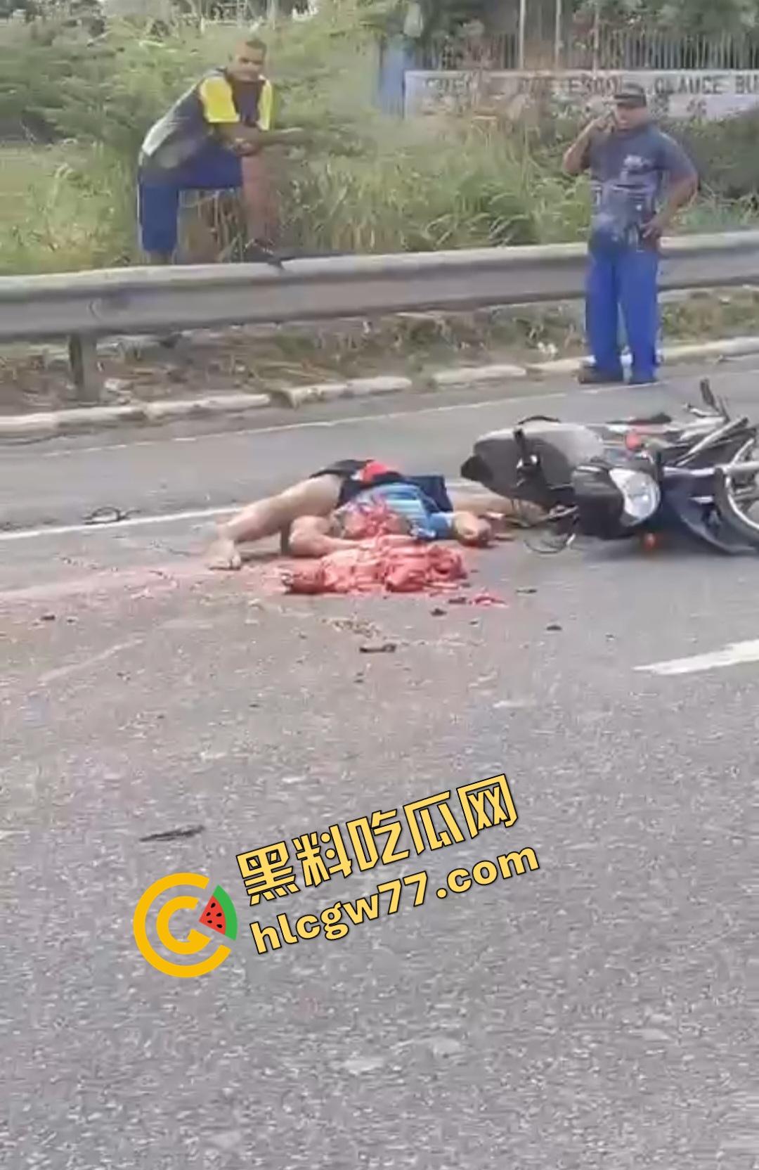 巴西若昂佩索阿摩托车手脸撕裂头断身碎!血腥车祸脸直接撕裂开,路人还想上去捡肾脏!-5