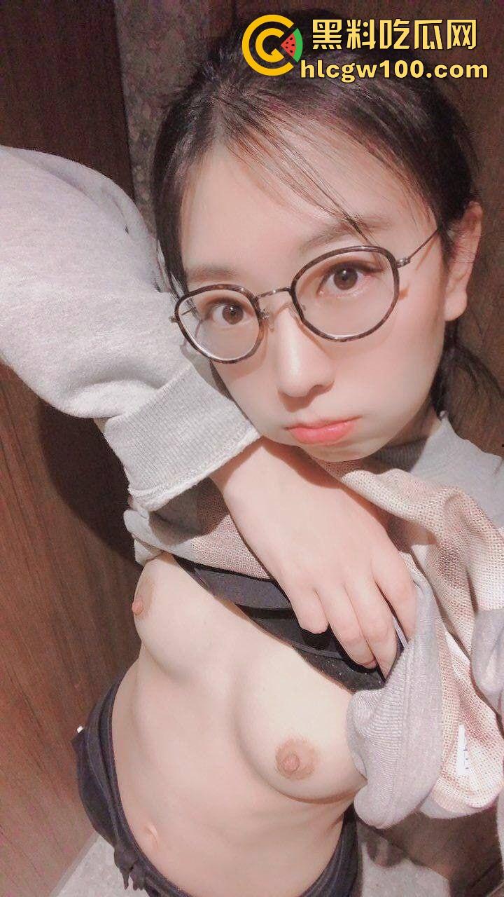 西安艺术职校【刘娜梦】被小哥拿下,1k买衣服撩到18岁嫩妹,粉嫩小穴带去日本玩,直接酒店包宿狂干!-2