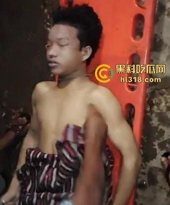 TikTok博主直播事故,为了吸引观看量想悬挂在水面上,结果卡在桶里,他在成千上万的观众面前淹死了。-2