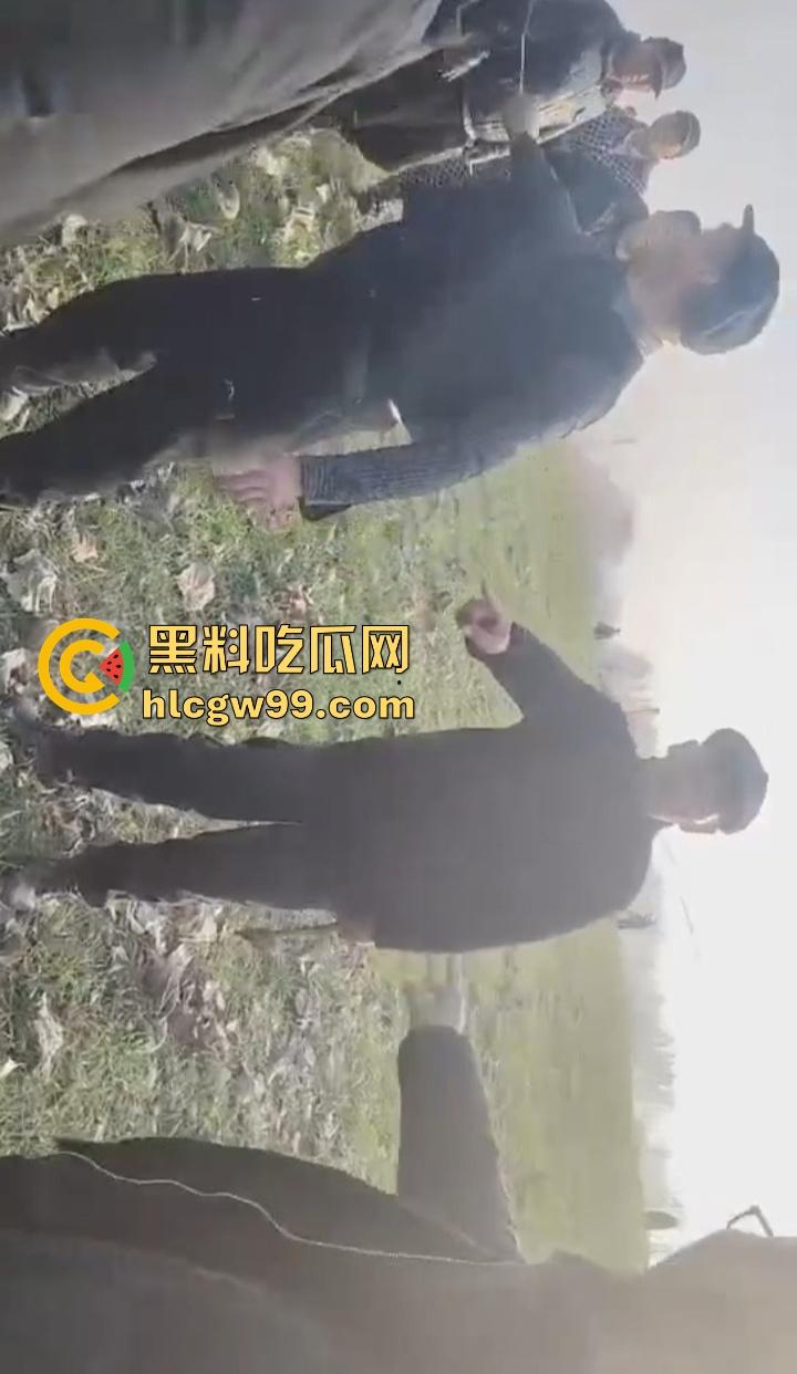 江苏五十多岁硬汉提着菜刀杀猪刀街头干架 现实版老炮儿 人狠话不多 上去就开砍!-9