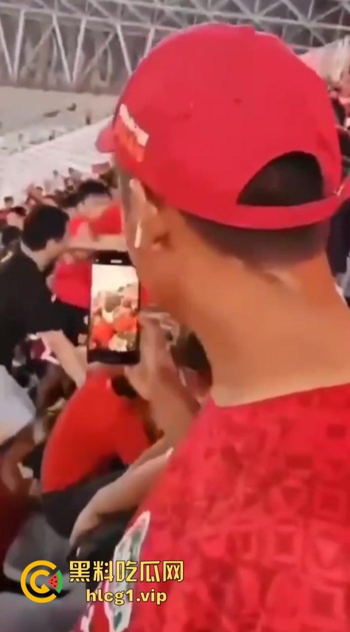 火气有些大!河南球迷在客队看台区大打出手!比看比赛还过瘾-10