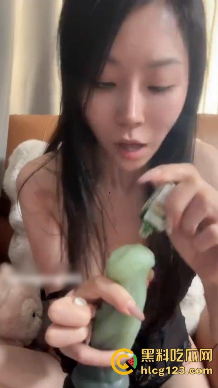 清纯护士秒变反差骚狗 醉酒后被炮友带到酒店玩弄嗑药 炸裂 风油精自慰视频流泄-2