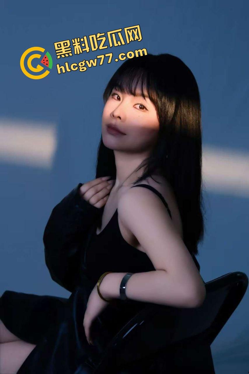 上海美术学院【李珂】光着身子拴狗链、全裸贴地在马路上爬,身上还缠着发光灯,精液喷得屁股蛋上反光!-3