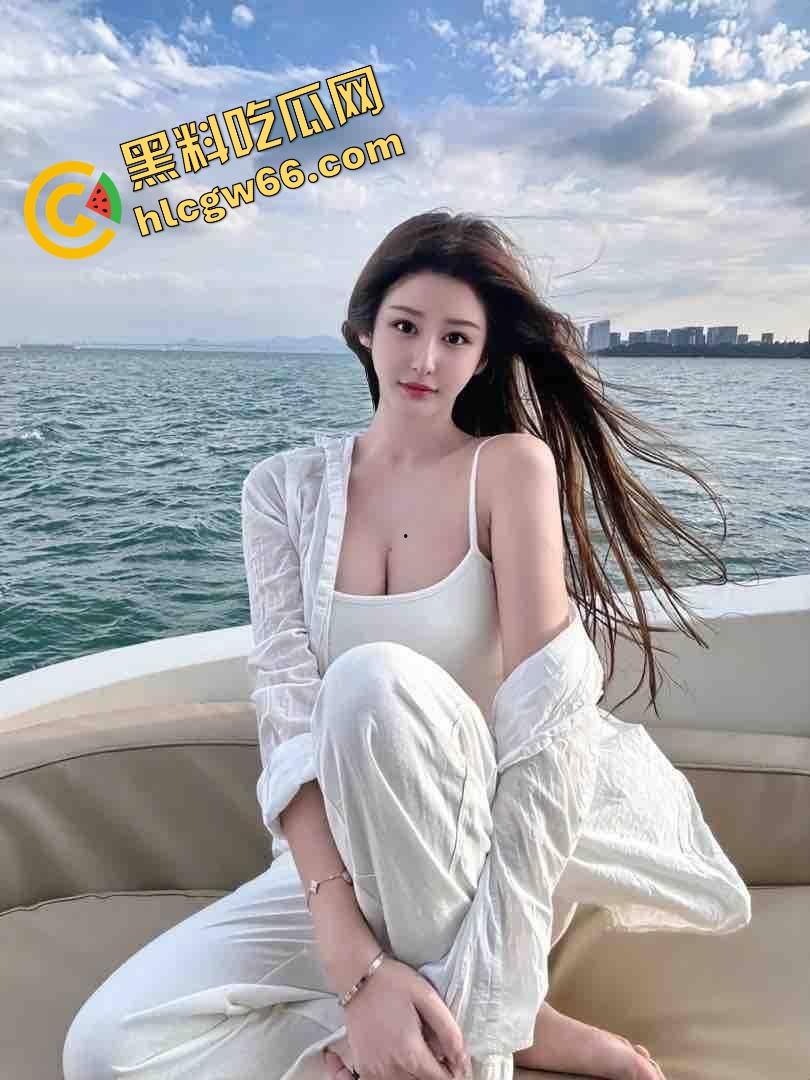 女友出去买东西操她闺蜜，卫生间爆干白虎骚货，边喷水边自拍，操完才慌会不会被发现？-1