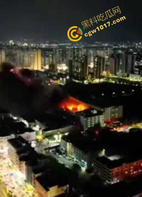 惠州博罗县服装厂夜晚突发惊天大火!火光冲天,浓烟滚滚,勇士们殊死搏斗灭火,祈祷平安归来!-1