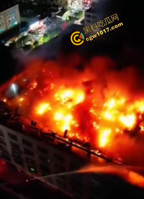 惠州博罗县服装厂夜晚突发惊天大火!火光冲天,浓烟滚滚,勇士们殊死搏斗灭火,祈祷平安归来!-3