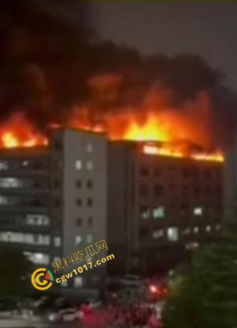 惠州博罗县服装厂夜晚突发惊天大火!火光冲天,浓烟滚滚,勇士们殊死搏斗灭火,祈祷平安归来!-5