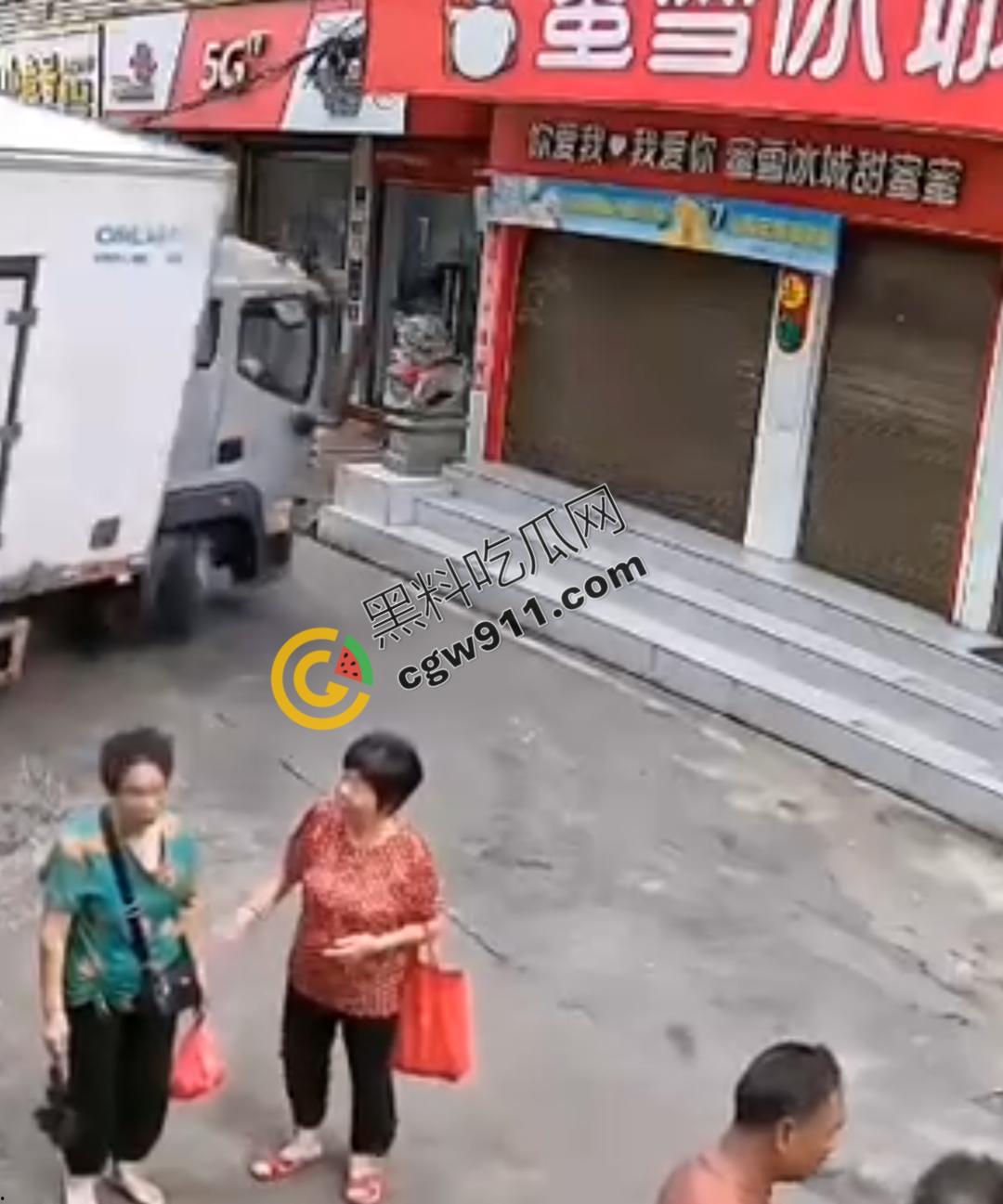 云南勐海惊现失控货车猛撞蜜雪冰城,司机身体严重内伤在地上哀嚎,现场惨烈不忍直视-1