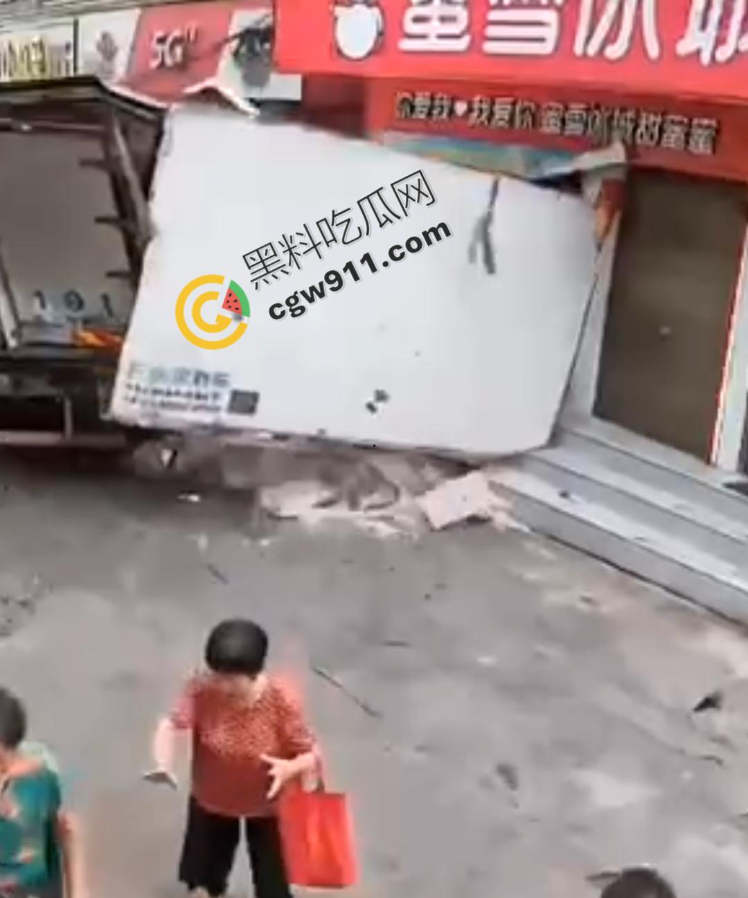 云南勐海惊现失控货车猛撞蜜雪冰城,司机身体严重内伤在地上哀嚎,现场惨烈不忍直视-2