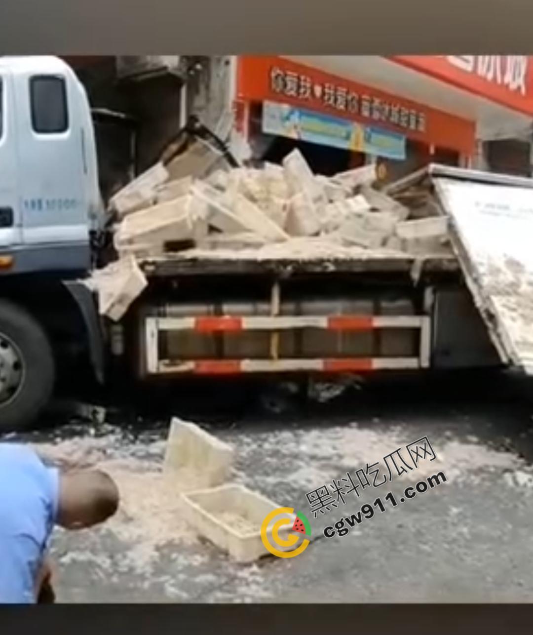 云南勐海惊现失控货车猛撞蜜雪冰城,司机身体严重内伤在地上哀嚎,现场惨烈不忍直视-4