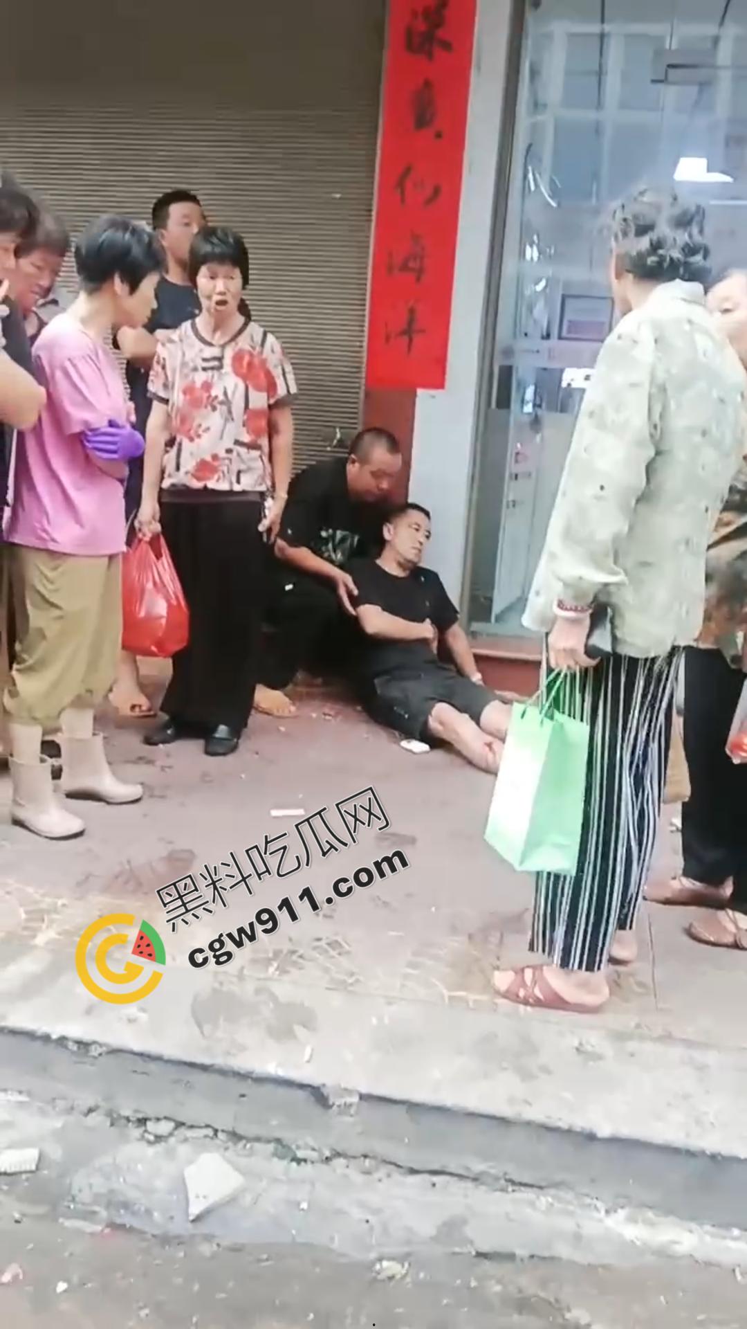 云南勐海惊现失控货车猛撞蜜雪冰城,司机身体严重内伤在地上哀嚎,现场惨烈不忍直视-5