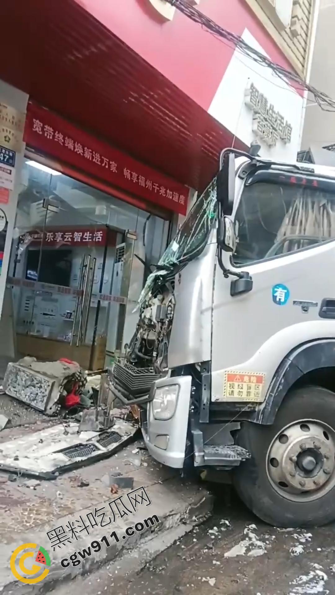 云南勐海惊现失控货车猛撞蜜雪冰城,司机身体严重内伤在地上哀嚎,现场惨烈不忍直视-6