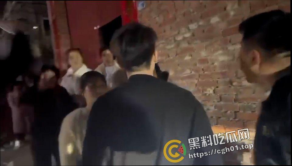 河北定州捉奸大战 被婆婆捉奸车震 带人上门大战 犹如黑帮大战现场 前排吃瓜-7