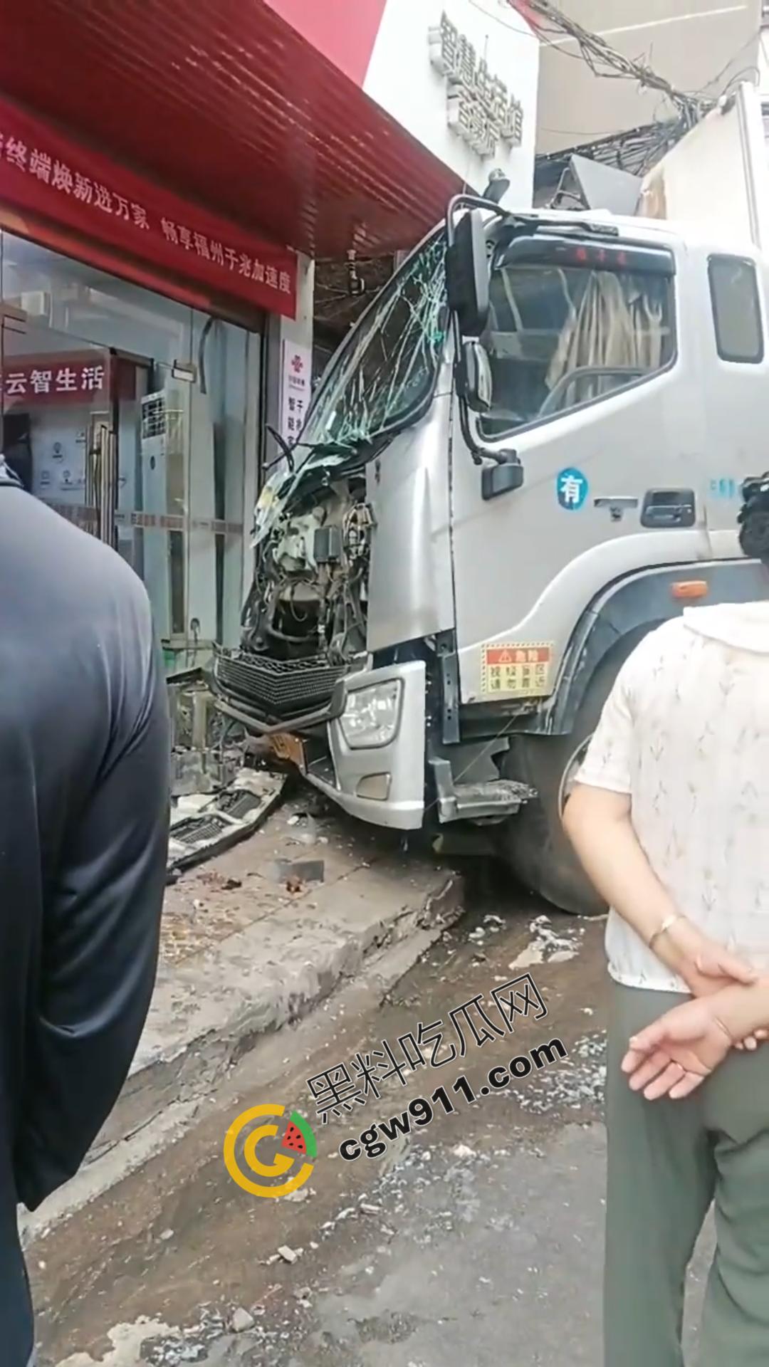 云南勐海惊现失控货车猛撞蜜雪冰城,司机身体严重内伤在地上哀嚎,现场惨烈不忍直视-8