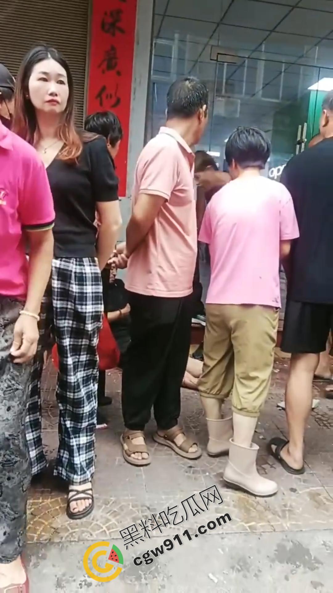 云南勐海惊现失控货车猛撞蜜雪冰城,司机身体严重内伤在地上哀嚎,现场惨烈不忍直视-9