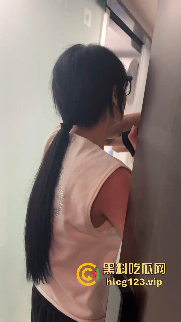 汕头知名男歌手【七万】出轨实锤!原配抓小三怒薅头发,七万护小三被骂软饭男!-3