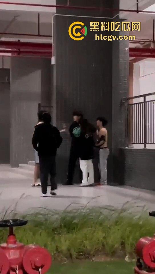 小仙女脚踏两条船惹怒男主,带小三校园漫步被逮个正着!原配男主怒揍一顿,小三还被安慰,真是个母0无疑!-5