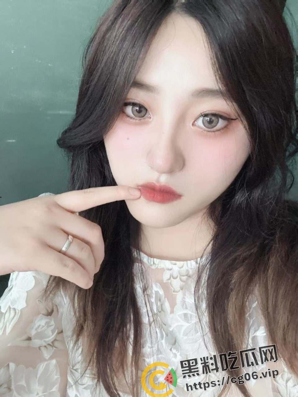 瓜友投稿！上海纹身母狗【江颖】恋情内给网友发私密视频被男朋友曝光 抠逼 摸奶 是自家男朋友的大屌满足不了你吗-1