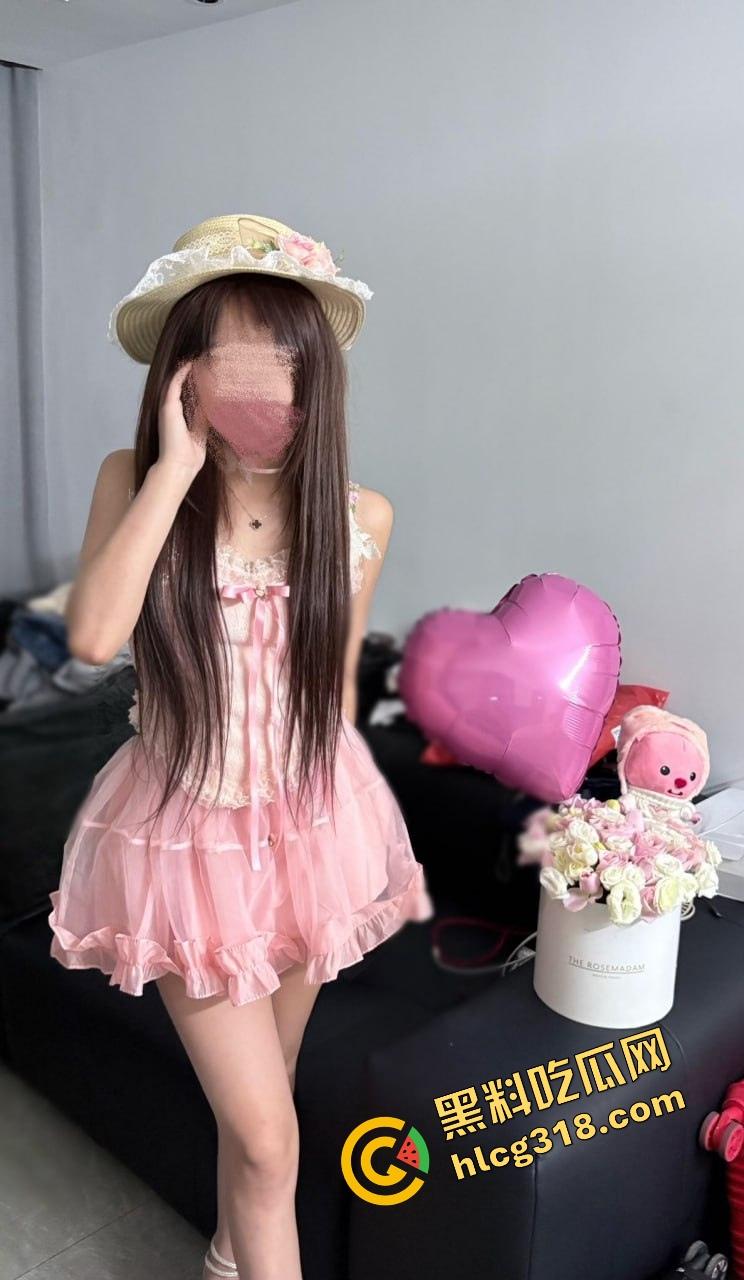 什么反人类操作?一边舔一边插,双飞还能左右开弓还能翻身换位,这身体素质简直是性爱奥运金牌级!-1