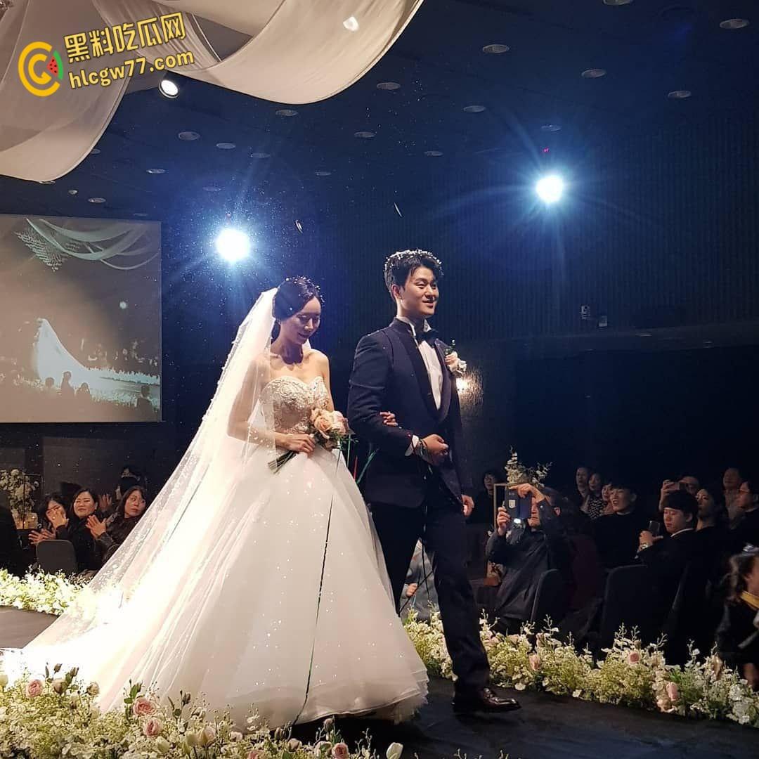 韩国风骚人妻露脸自拍,长腿反差尤物情趣诱惑,淫叫水多掀情欲巅峰!-1