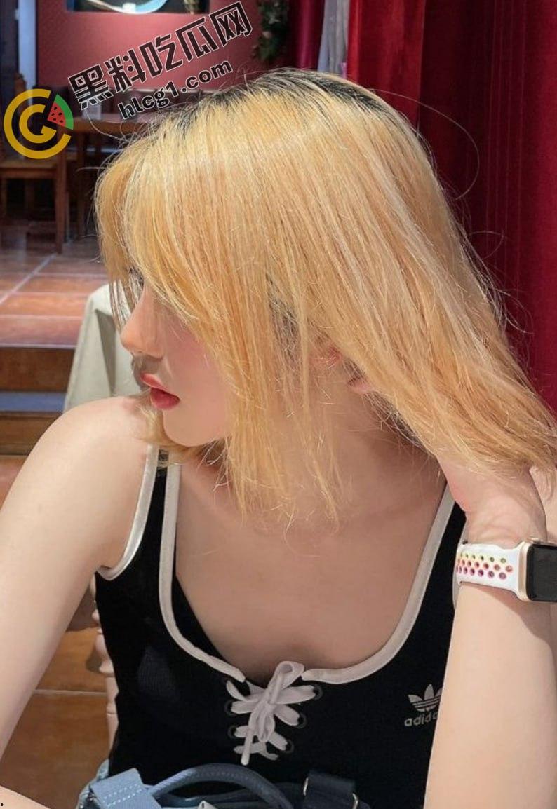 某论坛60RMB新品,拿起手机记录生活,网红美女泄密 露脸吃屌 粉色头发会加攻速嘛-2