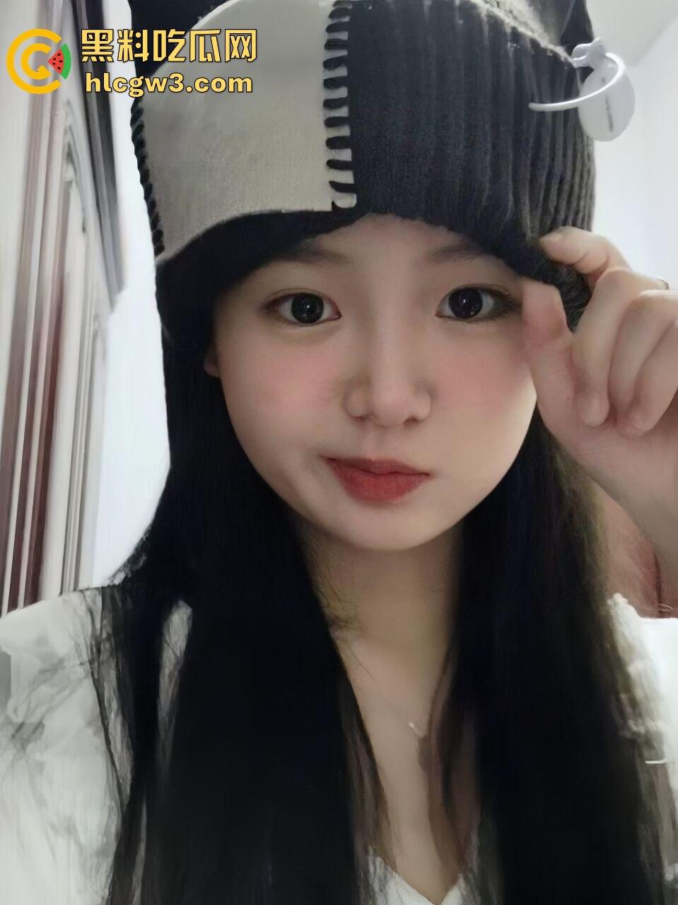 河南新乡师范学校『李梦瑶』极品身材美少女被渣男拍成母狗,啪啪视频流出,骚味隔屏炸裂!-1