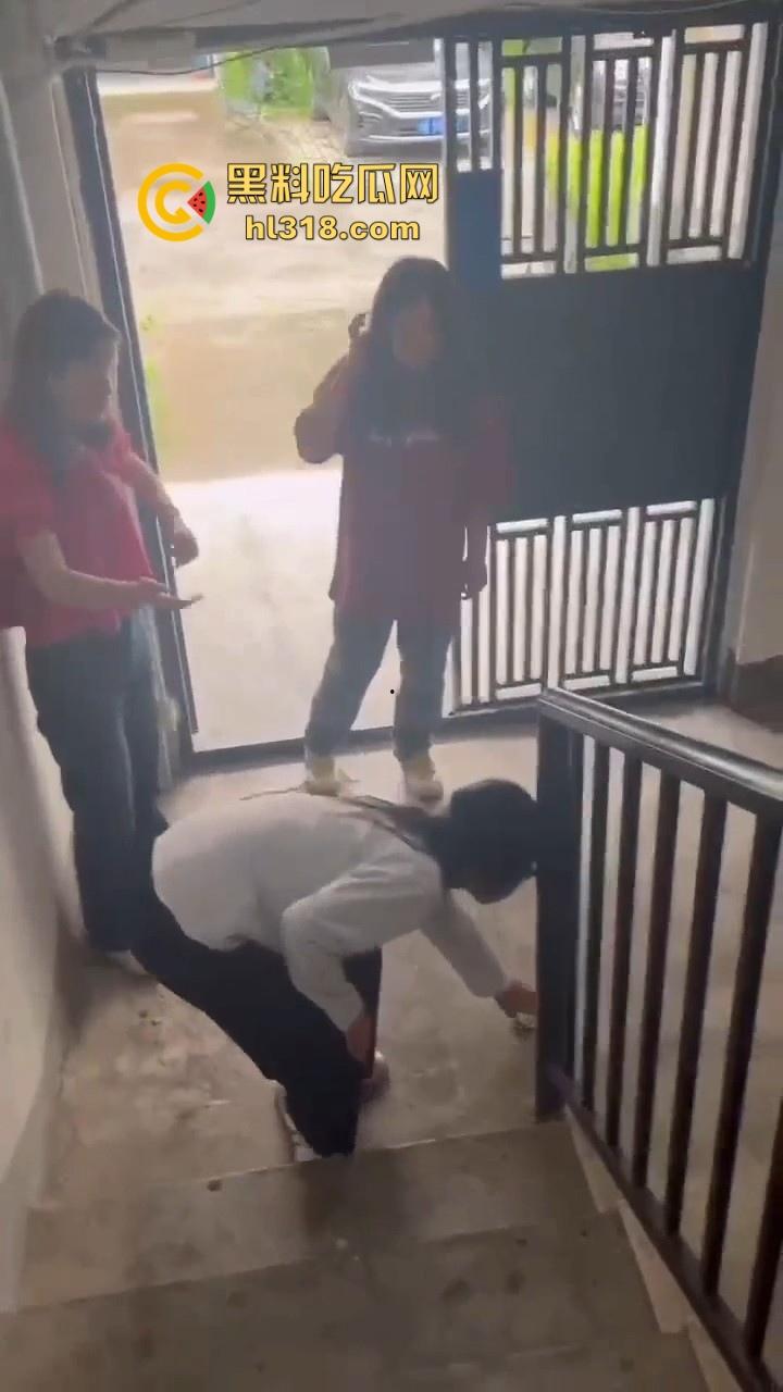 四川内江两女子殴打同学,年纪不大但手脚却下手不轻,逮着头猛锤,就喜欢看女生打架,下手真猛!-4