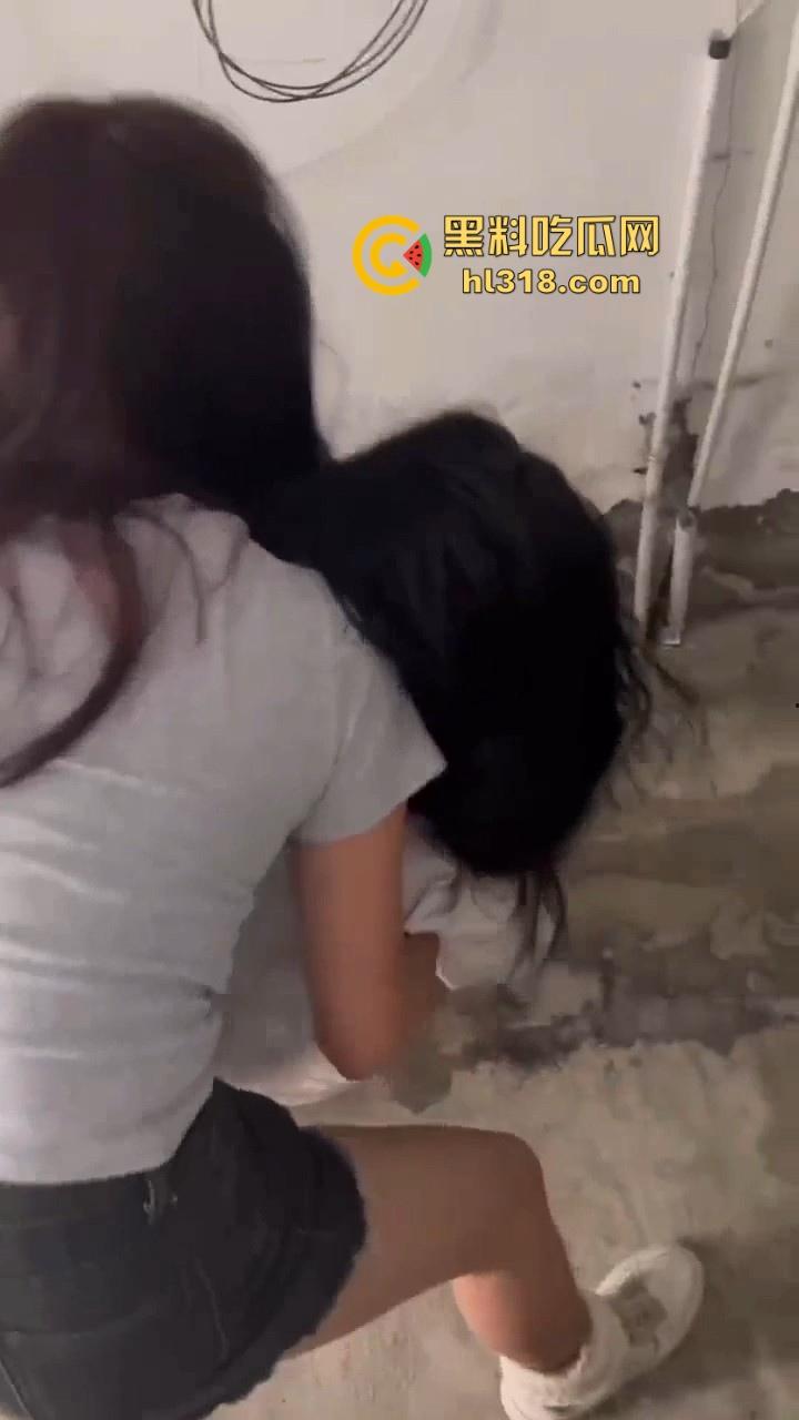 四川内江两女子殴打同学,年纪不大但手脚却下手不轻,逮着头猛锤,就喜欢看女生打架,下手真猛!-8