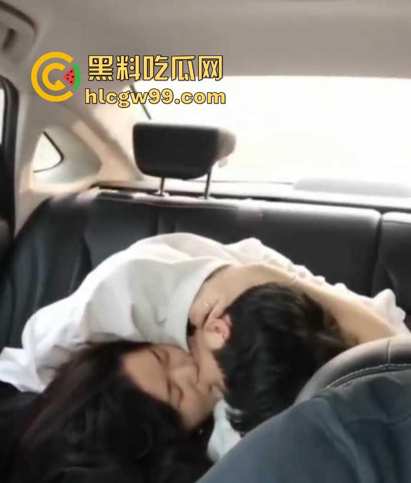 小情侣滴滴车上欲火焚身,摸奶抠逼激情热吻,司机师傅看懵了,这要不是有人估计直接开干!-3