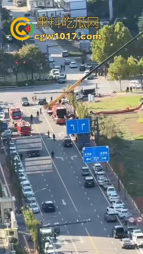 长春工地施工挖天然气挖出尸体,现场道路被封闭起来,怕是杀人灭口,抛死野外的,具体情况还得等待官方!-4