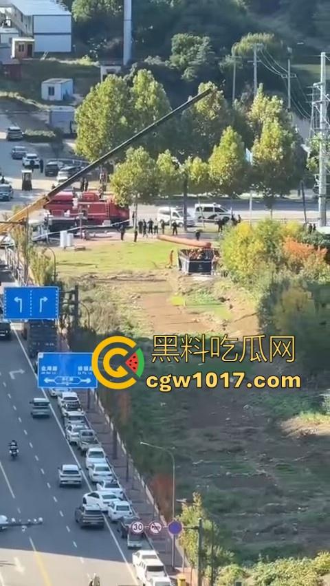 长春工地施工挖天然气挖出尸体,现场道路被封闭起来,怕是杀人灭口,抛死野外的,具体情况还得等待官方!-6