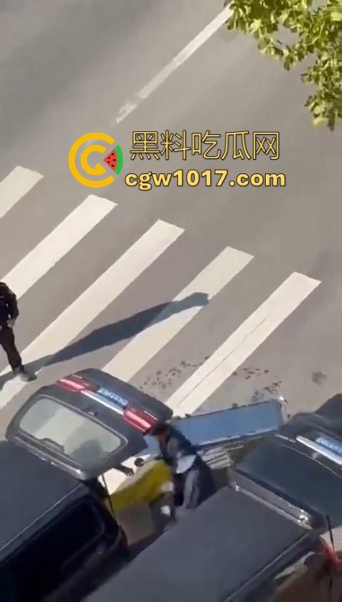 长春工地施工挖天然气挖出尸体,现场道路被封闭起来,怕是杀人灭口,抛死野外的,具体情况还得等待官方!-9