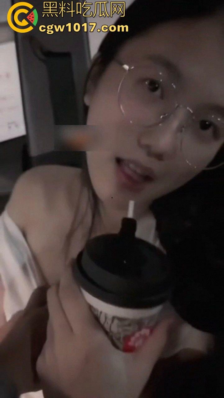 骚货女友在地下停车场坐在副驾驶上直接掰穴发情!撩裙勾魂,男主当场硬到差点停车猛干!-4