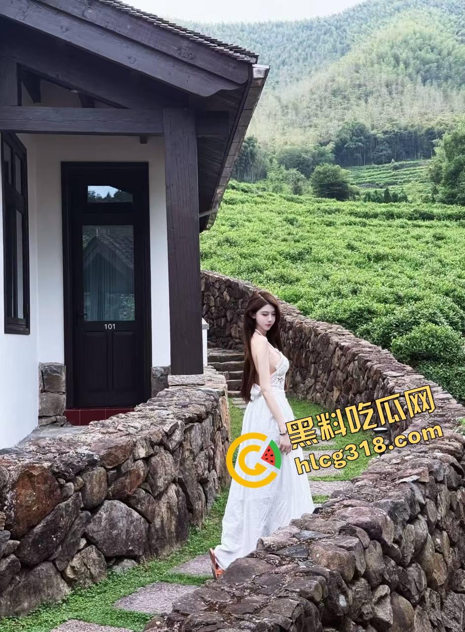 海角精品 隔壁肉丝人妻来借酱油,吃根牛子热热身,臭脚夹脸完美内射不留情,不是自己老婆就要猛操!-4