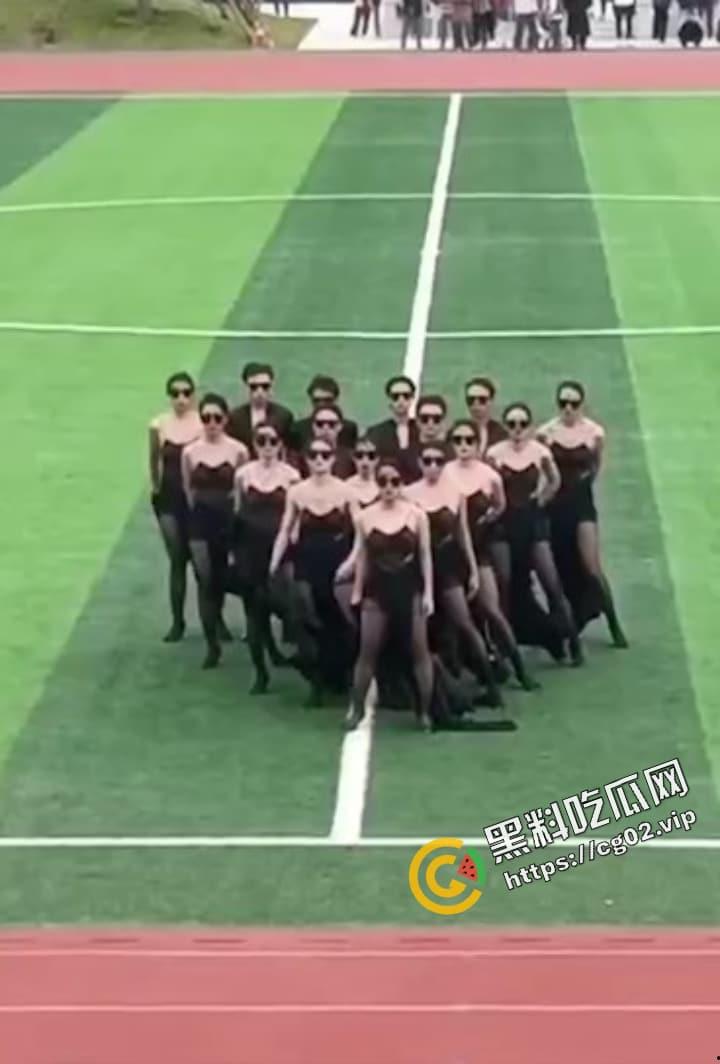 长江大学 文理学院 运动会学生穿着引热议 夜总会风?把低俗当作青春?-4