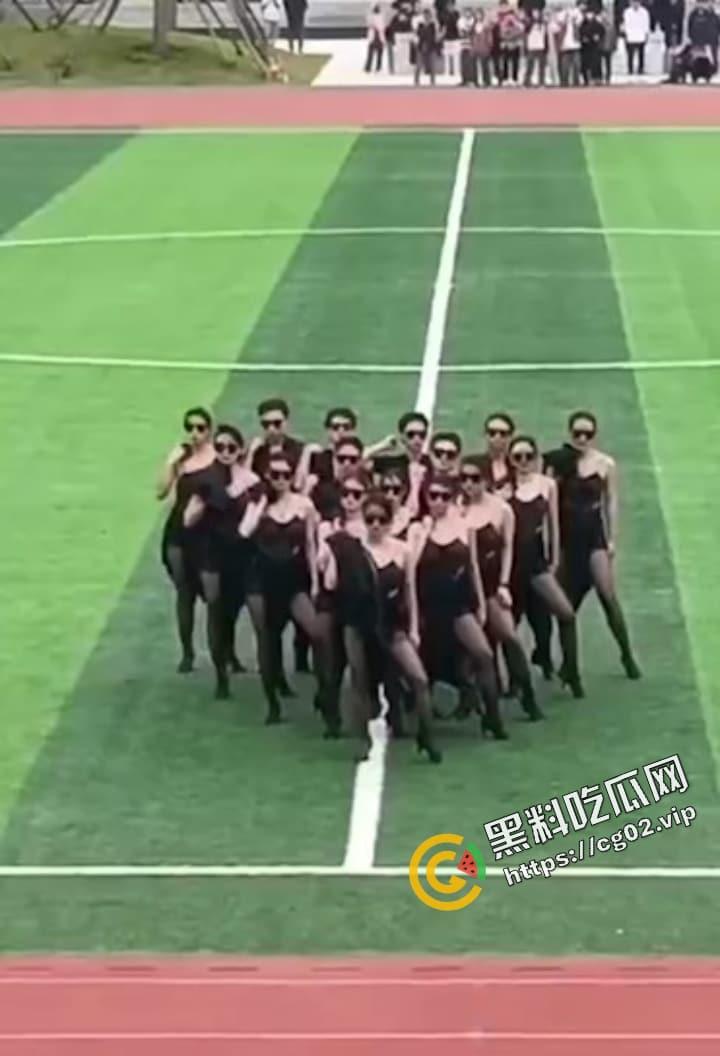 长江大学 文理学院 运动会学生穿着引热议 夜总会风?把低俗当作青春?-5