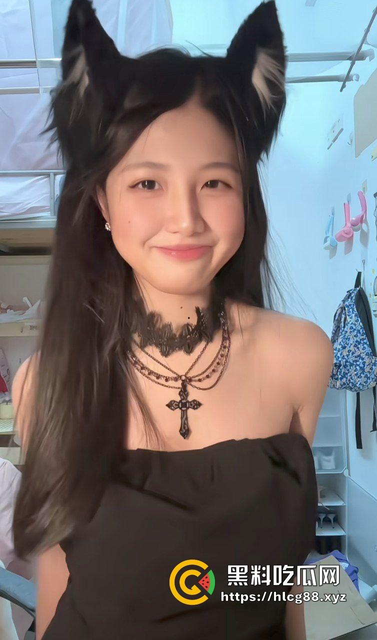 金爸专属定制的高级烟灰缸到货啦!反差性奴母狗在线吃烟灰,不仅是烟灰缸还是被肛塞脚垫!-2