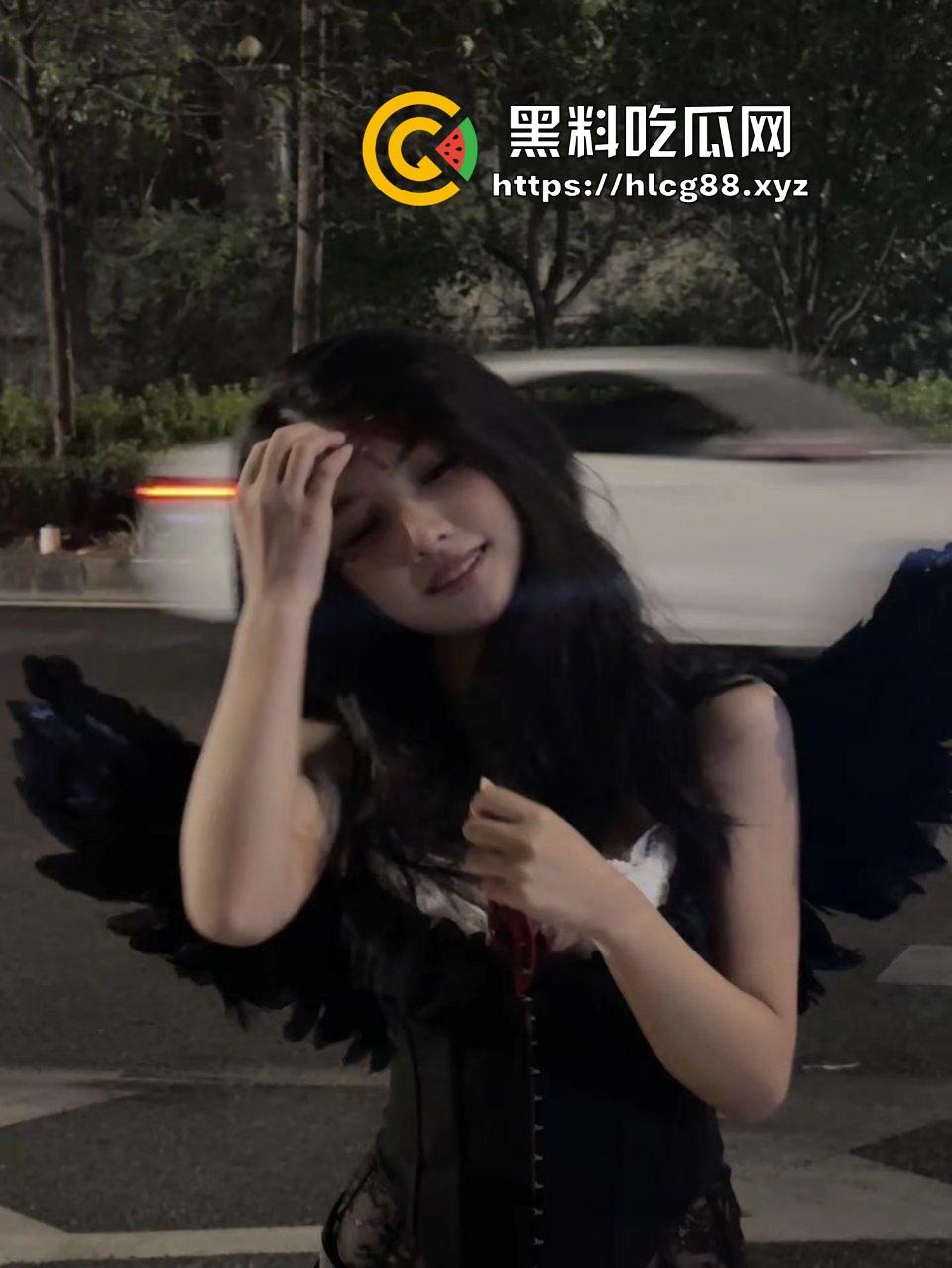 金爸专属定制的高级烟灰缸到货啦!反差性奴母狗在线吃烟灰,不仅是烟灰缸还是被肛塞脚垫!-3