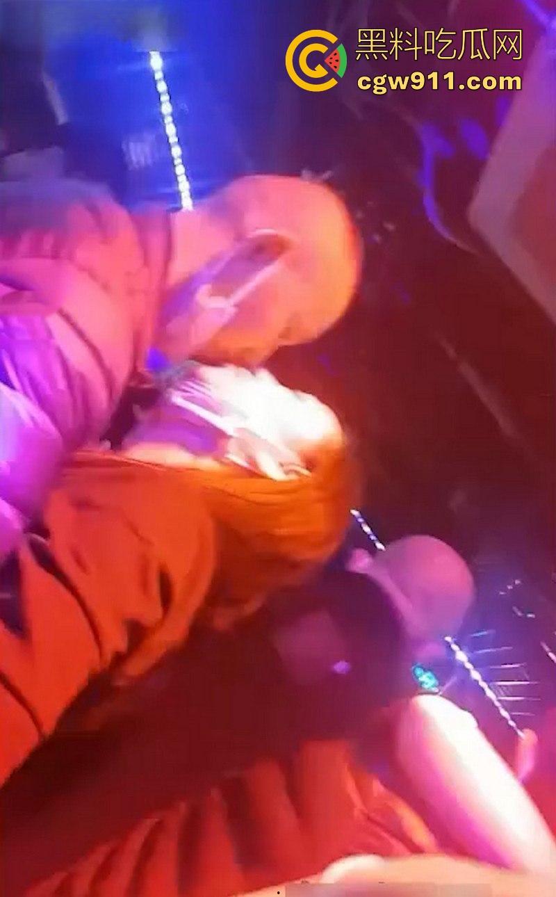 重庆砂舞厅淫乱偷拍!上百妹子紧身裙摇臀等挑,高颜值御姐少妇应有尽有,昏黄灯下抓奶接吻6分钟狂欢!-6