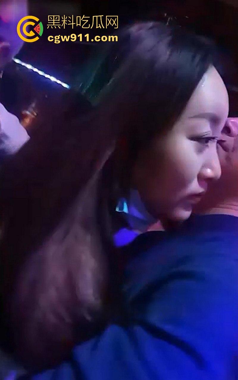 重庆砂舞厅淫乱偷拍!上百妹子紧身裙摇臀等挑,高颜值御姐少妇应有尽有,昏黄灯下抓奶接吻6分钟狂欢!-7