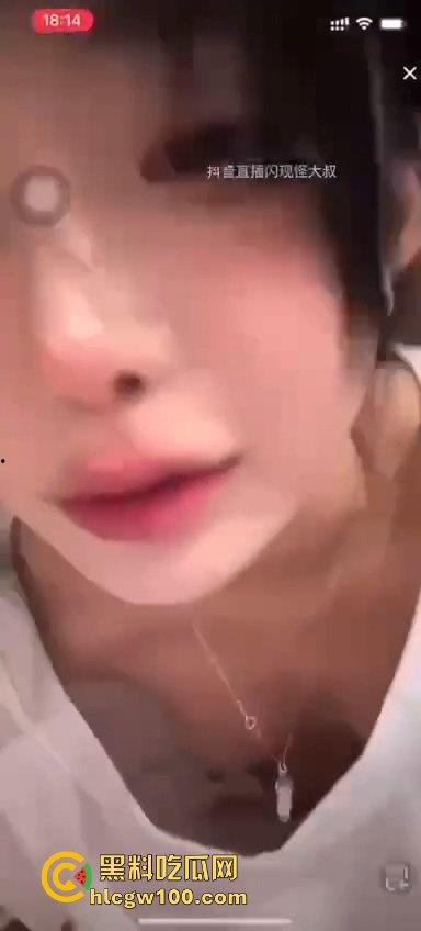 网红劲爆大瓜!!!抖音千万网红【你的欲梦】直播漏奶视频曝光,乳头黑黑的看来童锦成没少吸。-5