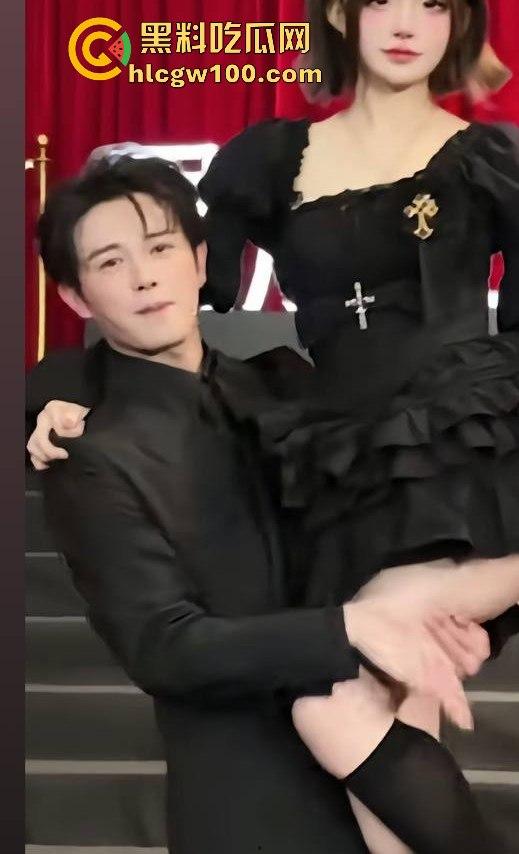 网红劲爆大瓜!!!抖音千万网红【你的欲梦】直播漏奶视频曝光,乳头黑黑的看来童锦成没少吸。-10