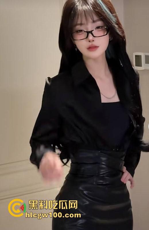 网红劲爆大瓜!!!抖音千万网红【你的欲梦】直播漏奶视频曝光,乳头黑黑的看来童锦成没少吸。-12